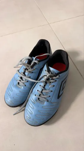 Chuteira umbro TAM37 pouco usado R$65