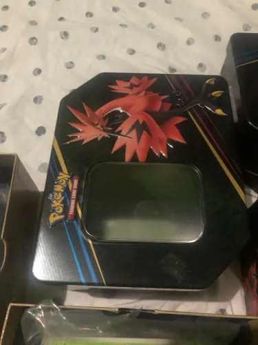 Lata de Pokémon lendários de galar