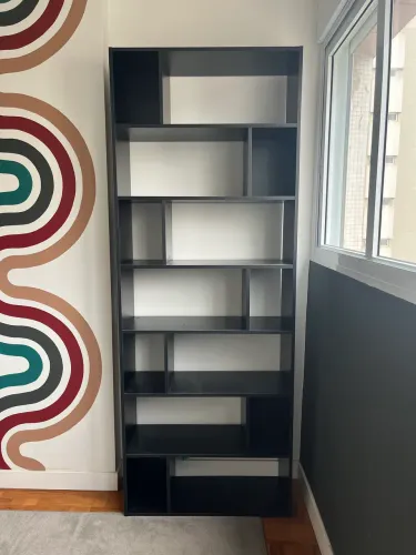Estante preta alta com nichos - design moderno