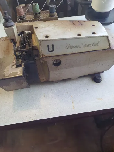 Máquina industrial de overloque