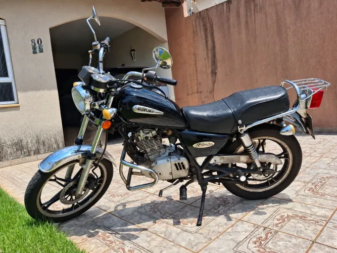 Vende-se intruder 125 2008 muito bem cuidada.