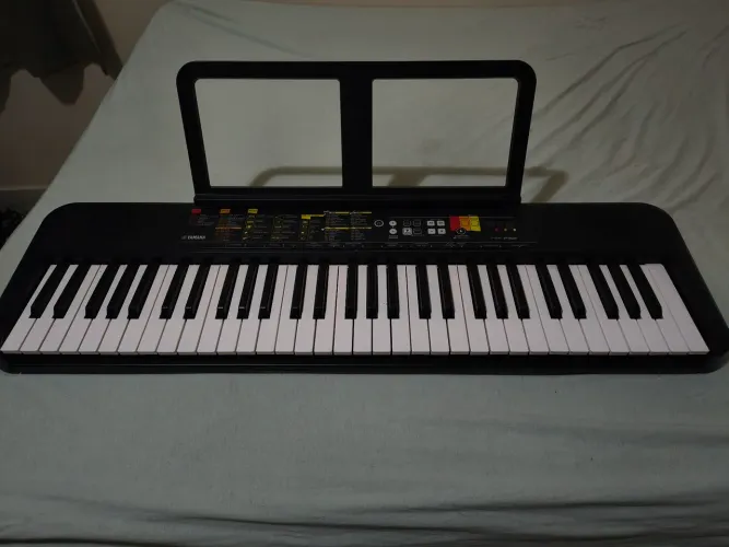 Teclado Yamaha 62 peças, com fonte original, mas suporte