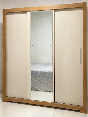 Guarda roupa com portas de correr e espelho