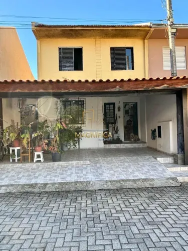 Sobrado à venda com 3 quartos | 120m² | Condomínio fechado no Bairro Portão | R$ 520.000,0