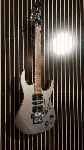 Guitarra Washburn com captadores Malagoli, pintura personalizada e regulada.