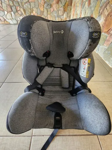 Cadeirinha SAFETY 1ST, reclinável e isofix.