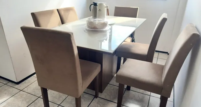 Linda mesa de Jantar com cadeiras