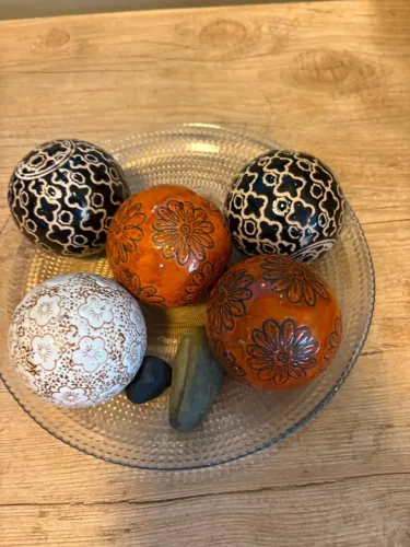 Centro de Mesa em Vidro com Bolas Decorativas de Cerâmica (5 Peças)