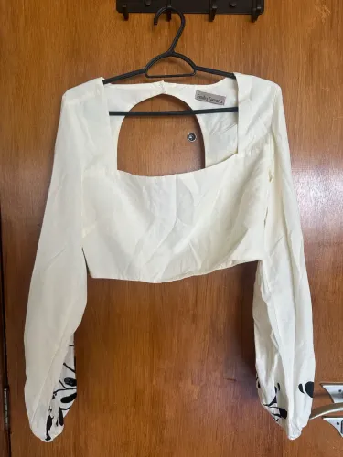 Cropped Off-white de manga longa com aplicações