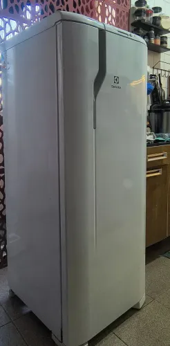 Geladeira Electrolux RE31 - 240L