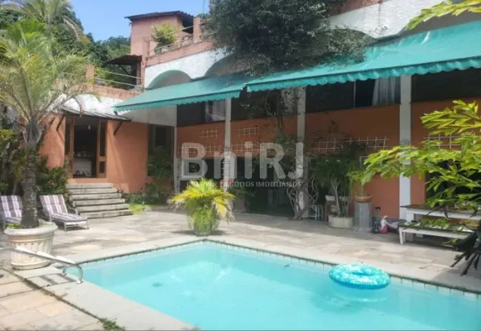 EXCELENTE CASA EM CONDOMÍNIO FECHADO NO ITANHANGÁ!