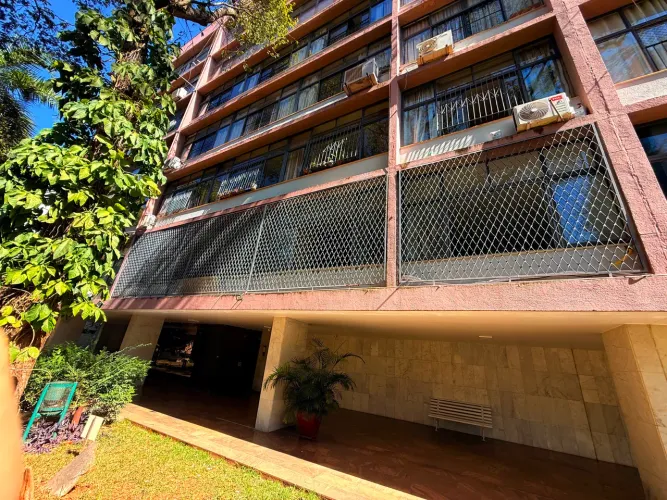 Oportunidade Única: Lote de Grades Antigas em Ferro (Grandes Dimensões)