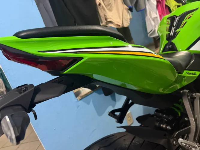 CARENAGEM TRASEIRA DIREITA ZX-4RR 2026