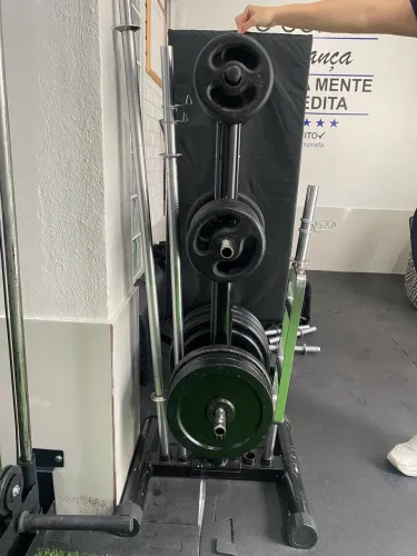 Vendo Kit Anilhas de ferro 169 kg + 3 barras maciças e suporte