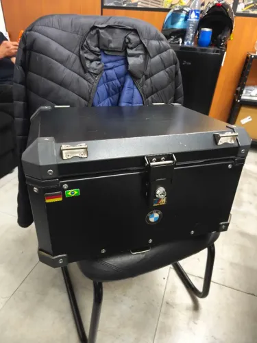 Baú traseiro marca Roncar. Só baú, sem a base.