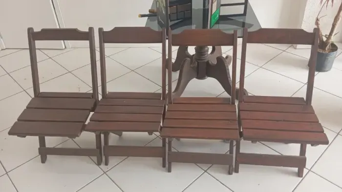 4 cadeiras de madeira por 200 reais 