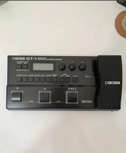 Pedaleira Boss GT-1 em perfeito estado com fonte