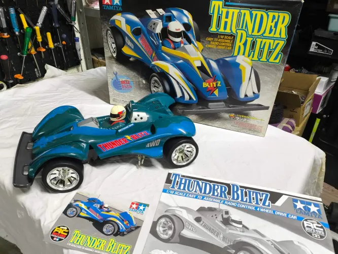 Tamiya 2 Clássicos 1/10 (Voltec Fighter & Thunder Blitz) na Caixa