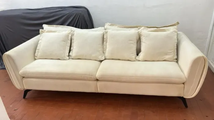 Estofado Living Picasso c/ pés em Ferro tecido Linho