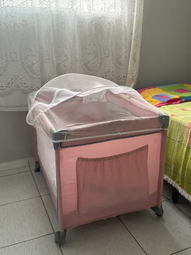 Berço portátil rosa