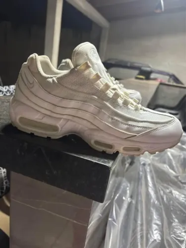 Vendo air max 95 triple white original.