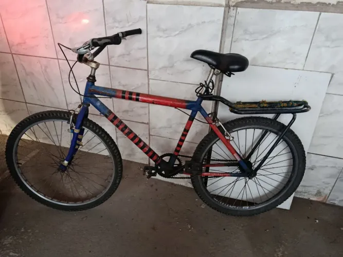 Bicicleta, não está nova mais pra distância curta atende bem! Entrego com taxa , só hoje