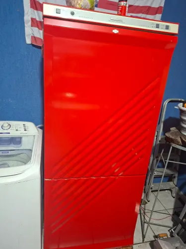 Geladeira reversa cor bege esta envelopada