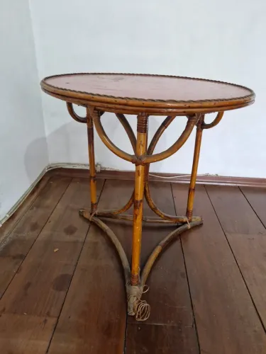 Mesa lateral vintage de vime