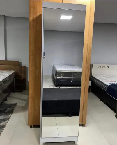 Sapateira com uma porta espelhada