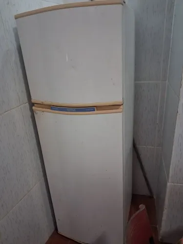 Geladeira com defeito (desmontei por dentro pra limpar)