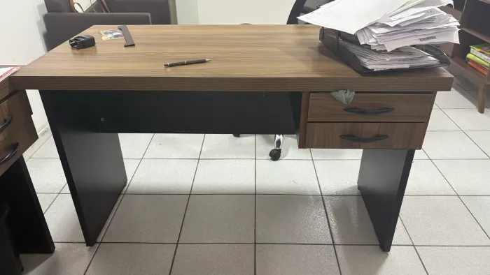 Mesa de Escritório com 2 Gavetas - Excelente Estado