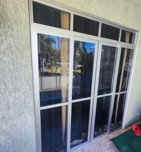 Porta de correr para sacada com vidros já desmontada 