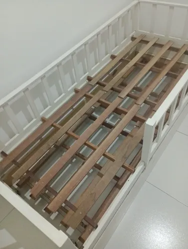 Cama solteiro com cama auxiliar (madeira)