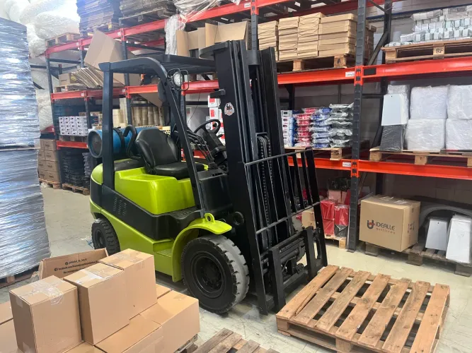 Empilhadeira Clark c25
