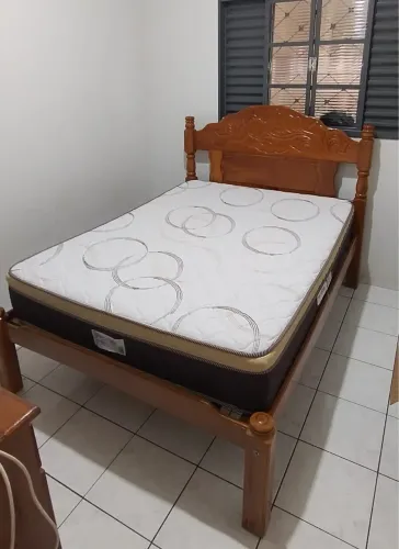Cama de madeira tamanho padrão com colchão ortopédico!!! 