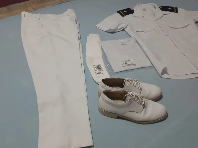 Vendo um uniforme da Marinha, Camisa N° 2 e 3, calça N° 42,44 e 46, sapato branco n° 41 .