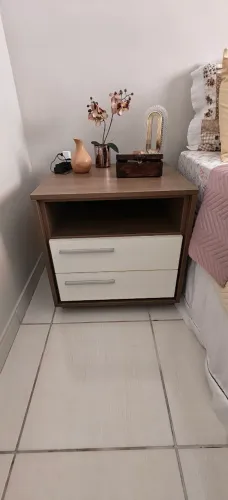 2 mesas de cabeceira!