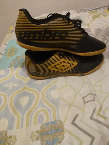 TÊNIS MASCULINO DE FUTSAL DA UMBRO EM PERFEITO ESTADO NOVINHO