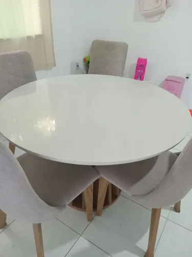 Mesa com tampo de vidro