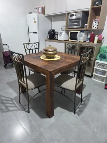 mesa de jantar madeira maciça com 04 cadeiras de ferro