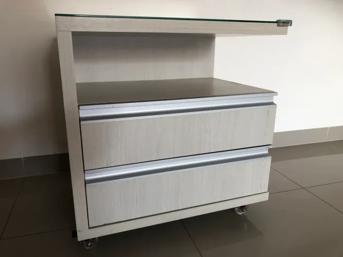 Criado mudo com gaveta