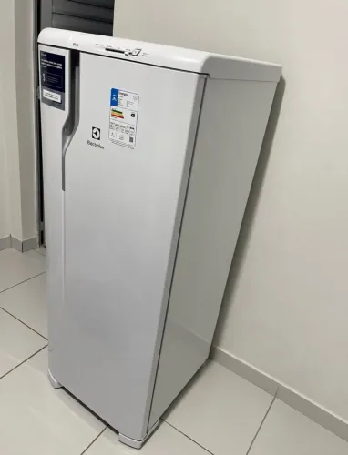 Geladeira Electrolux RE31 - 240 Litros | NOVA