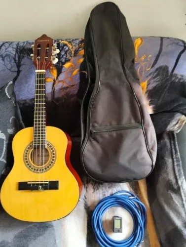 Cavaquinho Giannini elétrico com capa cabo e afinador .