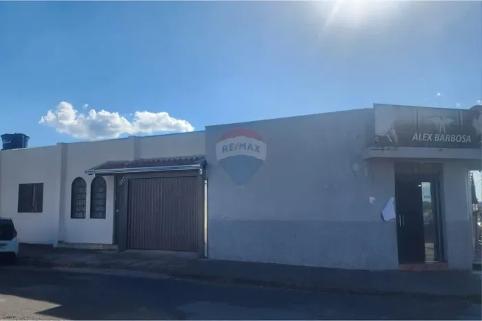 Casa com Cômodo Comercial Conjugado à Venda em Passos, MG: Conforto e Oportunidade!
