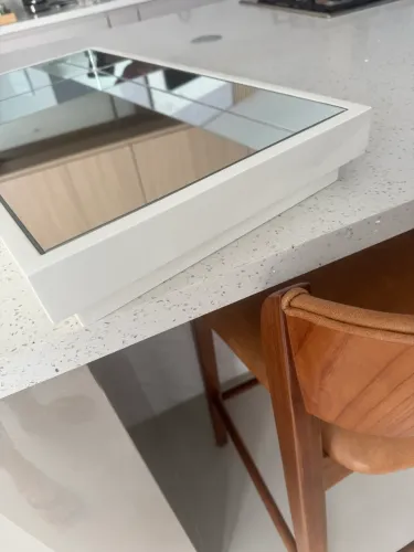 Bandeja em Laca Branca Lindíssima 0,63 largura 0,34 profundidade 0,08 Altura. 