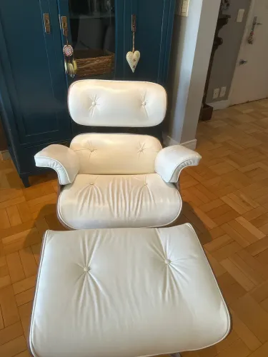 Vendo poltrona modelo Charles Eames com puff em couro branco