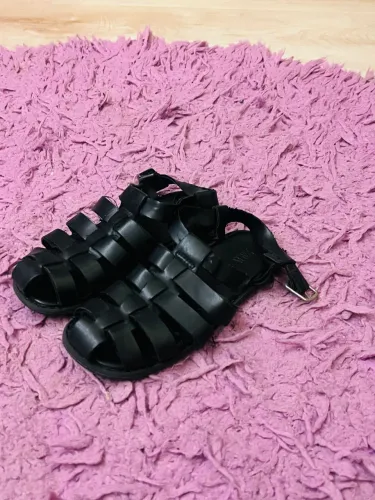 chinela preta escolar
