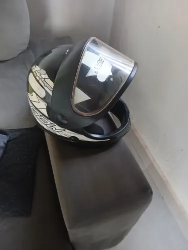 Vendo um capacete