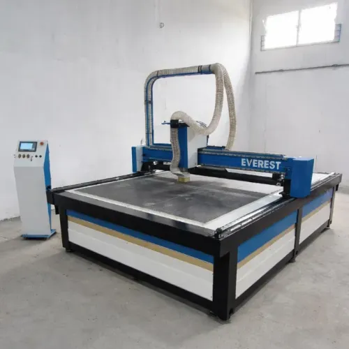 NOVA - Router CNC com braço empurrador, mesa de vácuo e coletor de pó 2000x3000