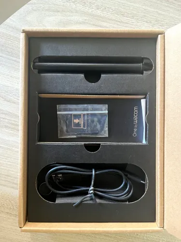 MESA DIGITALIZADORA ONE BY WACOM PEQUENA, PRETA E VERMELHA - CTL472u